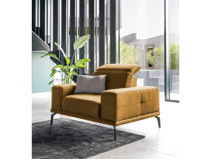 Fotelj ROBI je izjemno udoben. Masivne kovinske noge se lepo ujemajo s klasičnim videzom fotelja. Polnjen je z HR peno in ima nastavljiv naslon za glavo ter