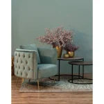 Fotelj TIFFANY . Fotelj TIFFANY je narejen iz kovine. Prevleka je iz poliestra, ki daja žametni učinek, strukturo ima iz lesa. Hrbtna blazina je