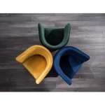 Fotelj URAN . Fotelj URAN vas bo prepričal s svojo udobnostjo. Oblečen je v žametno tkanino in dobavljiv v devetih različnih barvah. Nogice so iz lesa in