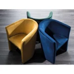 Fotelj URAN . Fotelj URAN vas bo prepričal s svojo udobnostjo. Oblečen je v žametno tkanino in dobavljiv v devetih različnih barvah. Nogice so iz lesa in