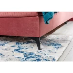 Francoska postelja ARITO 180x200 . Boxspring postelja ARITO je oblečena v visoko kakovostno tkanino. Čvrsta vzmetnica je nameščena na robustnem