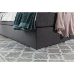 Francoska postelja INES 140X200 . Francoska postelja INES je sestavljena iz visoke vzmetnice in velikega oblazinjenega okvirja. Ležišče je narejeno iz