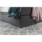 Francoska postelja INES 180X200 . Francoska postelja INES je sestavljena iz visoke vzmetnice in velikega oblazinjenega okvirja. Ležišče je narejeno iz