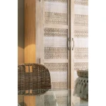 Garderobna omara 2A MAYRA L . Garderobna omara 2A MAYRA L ima okvir iz lesa z ročno izrezanimi okraski, zadnje strani so iz MDF-ja. Imajo medeninaste ročaje.