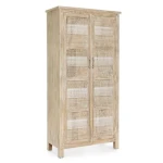 Garderobna omara 2A MAYRA L . Garderobna omara 2A MAYRA L ima okvir iz lesa z ročno izrezanimi okraski, zadnje strani so iz MDF-ja. Imajo medeninaste ročaje.