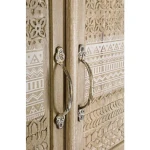 Garderobna omara 2A MAYRA L . Garderobna omara 2A MAYRA L ima okvir iz lesa z ročno izrezanimi okraski, zadnje strani so iz MDF-ja. Imajo medeninaste ročaje.