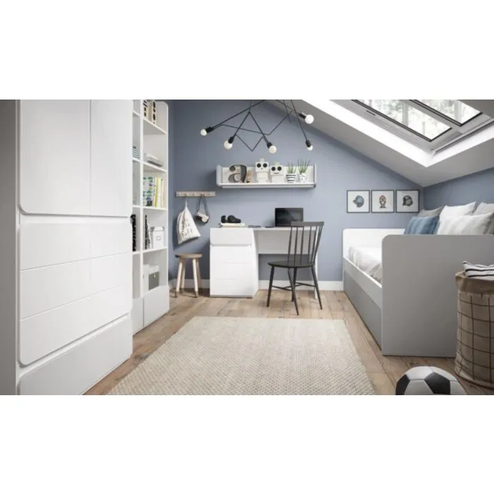 Garderobna omara ALBA Garderobna omara ALBA . Garderobna omara ALBA je izdelana iz MDF-ja z ABS robovi, združuje funkcionalnost in sodoben dizajn, zaradi česar je odlična izbira