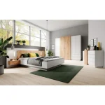 Elegantna in moderna garderobna omara JURČEK, je narejena iz odličnih materialov v beli barvi s kombinacijo zlatega hrasta. Ima ABS robove, ki zagotavljajo