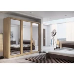 Garderobna omara KALIJA . Garderobna omara KALIJA s tremi drsnimi vrati in ogledali. Omara vsebuje obešalni del kakor tudi police. Izdelana je iz laminirane