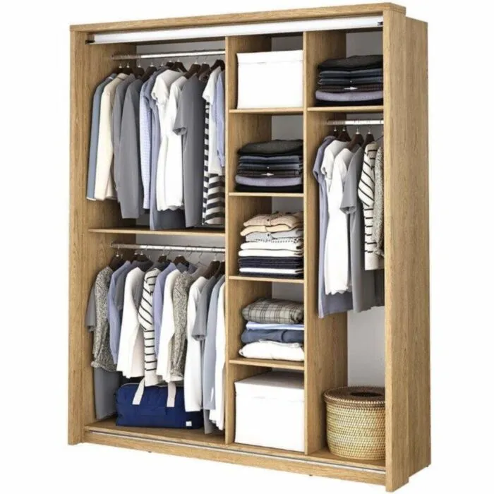 Garderobna omara KREŠO 9 Garderobna omara KREŠO 9 . Garderobna omara KREŠO 9 ima dvojna drsna vrata s ogledali. V notranjosti omare so trije obešalniki, na katere lahko obesite