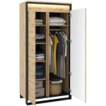 Dvokrilna garderobna omara KVIN je prostorna omara s palico za obešalnike in notranjo knjižno omaro s policami. Omara je prostorna in moderna, zlije se v