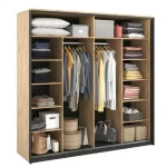 Garderobna omara KVIN 4 je modna omara z dvojnimi drsnimi vrati. Opremljena je z velikim ogledalom ter funkcionalno razporeditvijo polic in palic. V svoji