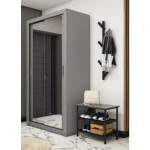 Garderobna omara LUPKO 120 . Garderobna omara LUPKO 120 je majhna garderobna omara z dvojnimi drsnimi vrati, ki prihranijo prostor. Popolna je za spalnico,