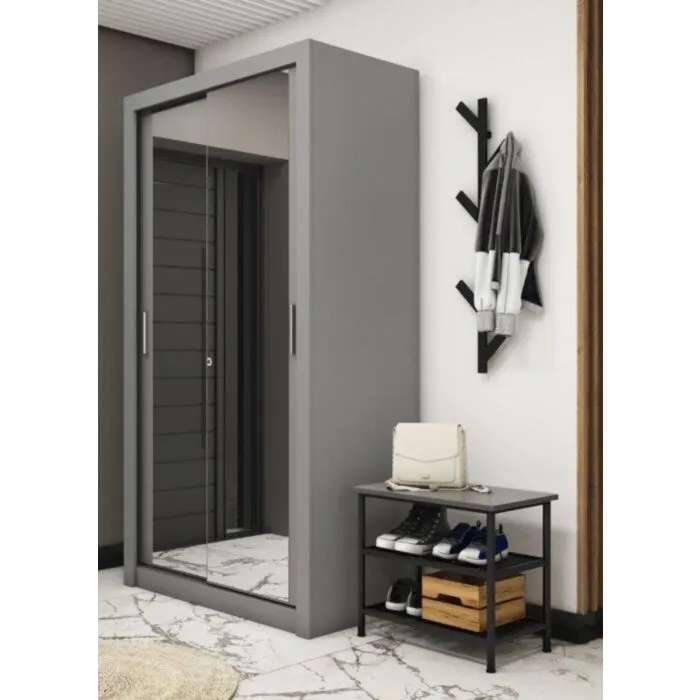 Garderobna omara LUPKO 120 Garderobna omara LUPKO 120 . Garderobna omara LUPKO 120 je majhna garderobna omara z dvojnimi drsnimi vrati, ki prihranijo prostor. Popolna je za spalnico,