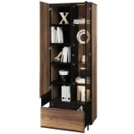 Garderobna omara NAT . Garderobna omara NAT je elegantna dvovratna omara v moderni eleganci. Pohištvo sloni na lahkih, zelo vitkih nogah. Kombinacija črnega