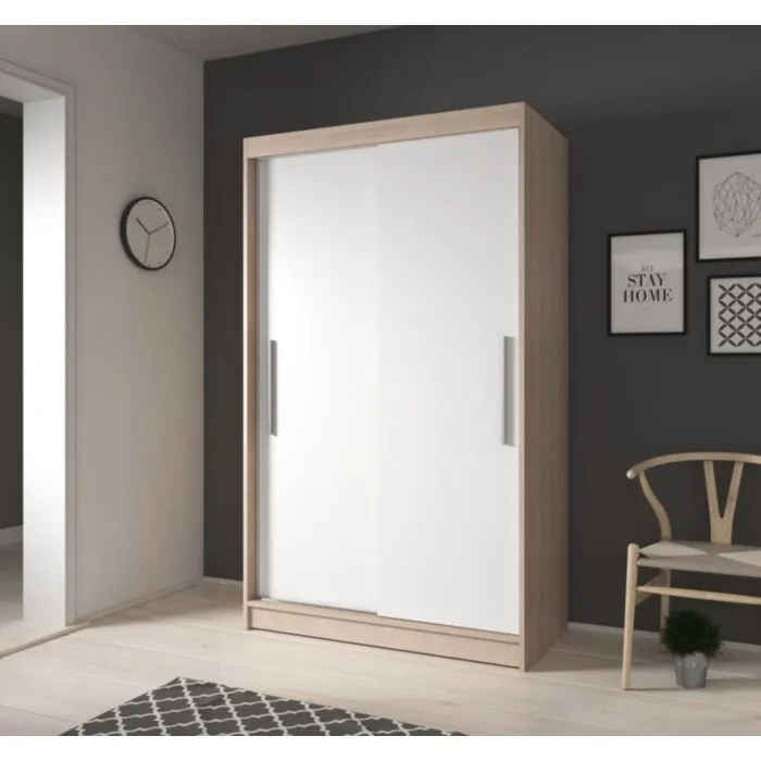 Garderobna omara ROLAND  2 Garderobna omara ROLAND 2 . Garderobna omara ROLAND 2 je primerna za vse spalnice. Je zelo prostorna. Na levi strani ima zelo prostorne police, na desni strani