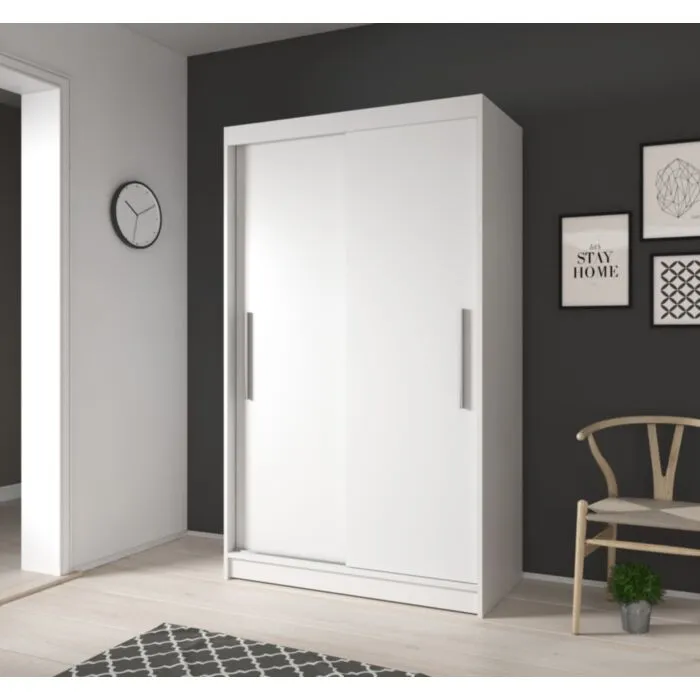 Garderobna omara ROLAND Garderobna omara ROLAND . Garderobna omara ROLAND je primerna za vse spalnice. Je zelo prostorna. Na levi strani ima zelo prostorne police, na desni strani pa