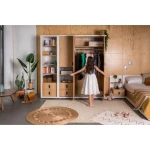 Garderobna omara TRNULJČICA 2 . Garderobna omara TRNULJČICA 2 je prostorna dvovratna omara s funkcionalno notranjostjo. Garderobna omara je razdeljena na pol