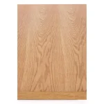 Jedilna miza JAKE je preprosta in elegantna miza, ki združuje ljubezen do topline lesa in moč kovine. Ima polico iz umetnega ratana pod mizno ploščo.