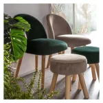 Jedilni stol ADELINE taupe . Jedilni stol ADELINE taupe ima okvir iz borovega lesa in MDF-ja, noge so iz hrastovega lesa. Stol je oblečen v mehko žametno