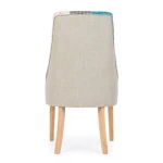 Jedilni stol ALATEA . Jedilni stol ALATEA ima strukturno iz borovega lesa, ki zagotavlja stabilnost in dolgo življensko dobo. Stol je oblečen v pisano blago