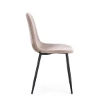 Jedilni stol IRELIA taupe . Jedilni stol IRELIA taupe ima kovinske noge v črni barvi, kar zagotavlja stabilnost. Obložen je s poliuretansko peno za dodatno