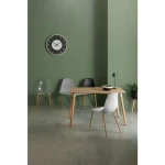 Jedilni stol MANDI bel . Jedilni stol MANDI je eleganten in moderen, podal se bo v vsako jedilnico. Na voljo je v beli barvi, s kovinskimi nogami v videzu