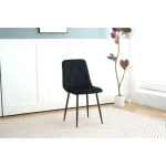 Jedilni stol MILA 2 velvet črn . Jedilni stol MILA 2 velvet črna je odlična rešitev za kombiniranje v minimalističen ali industrijski stil prostora.