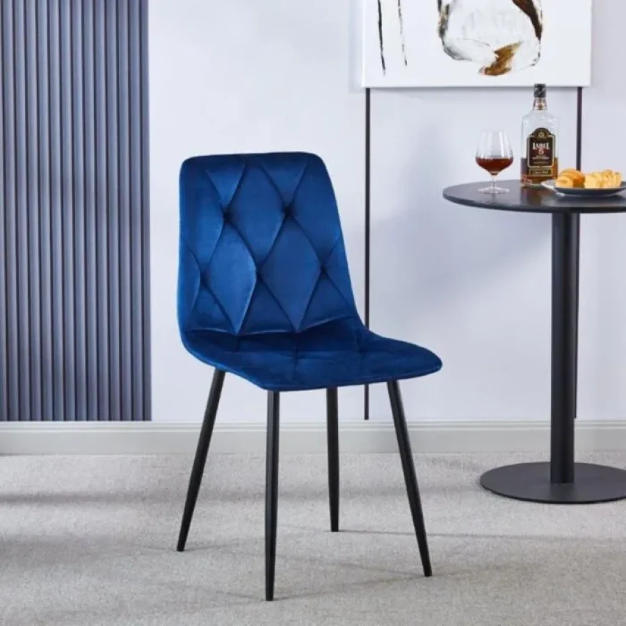 Jedilni stol MILA 2 velvet modra . Jedilni stol MILA 2 velvet modra je odlična rešitev za kombiniranje v minimalističen ali industrijski stil prostora.