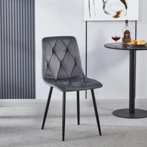 Jedilni stol MILA 2 velvet siva . Jedilni stol MILA 2 velvet siva je odlična rešitev za kombiniranje v minimalističen ali industrijski stil prostora.