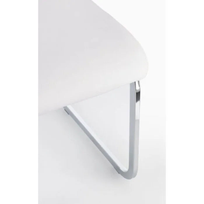 Jedilni stol MYRA bela Jedilni stol MYRA bela . Jedilni stol MYRA bela, ima noge iz jekla v kromirani barvi. Kar stolu zagotavlja stabilnost in prefinjen videz. Sedež in naslonjalo