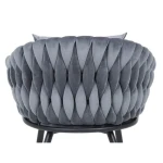 Jedilni stol NEBIA . Jedilni stol NEBIA nudi luksuz. S svojim dizajnom pletenega videza iz žameta, nudi moderen dizajn. Nogice so iz kovine v črni barvi zato