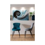 Jedilni stol PAPRIC . Stol PAPRIC je narejen iz kvalitetnih materialov. Stol je oblazinjen z žametno tkanino, ki je prijetna na dotik in dostopna v 2. barvah.