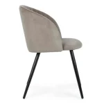 Jedilni stol QUEEN taupe . Jedilni stol QUEEN taupe je modernega dizajna. Črne kovinske noge zagotavljajo stabilnost. Sedalni del je narejen iz poliuretanske