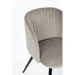 Jedilni stol QUEEN taupe . Jedilni stol QUEEN taupe je modernega dizajna. Črne kovinske noge zagotavljajo stabilnost. Sedalni del je narejen iz poliuretanske