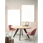 Jedilni stol TANYA roza . Jedilni stol TANYA roza je sestavljen iz kovinskih nog z zlatim kromiranjem. Naslonjalo in sedež sta oblazinjena s poliuretansko