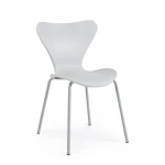 Jedilni stol TESSA siva . Jedilni stol TESSA je na voljo v sivi barvi, ki vnese toplino v vsak prostor. Sedalni del in naslonjalo je izdelan iz trpežne