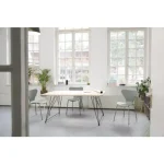 Jedilni stol TESSA je na voljo v zeleni barvi, ki vnese toplino v vsak prostor. Sedalni del in naslonjalo je izdelan iz trpežne plastike, kar omogoča