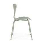 Jedilni stol TESSA je na voljo v zeleni barvi, ki vnese toplino v vsak prostor. Sedalni del in naslonjalo je izdelan iz trpežne plastike, kar omogoča