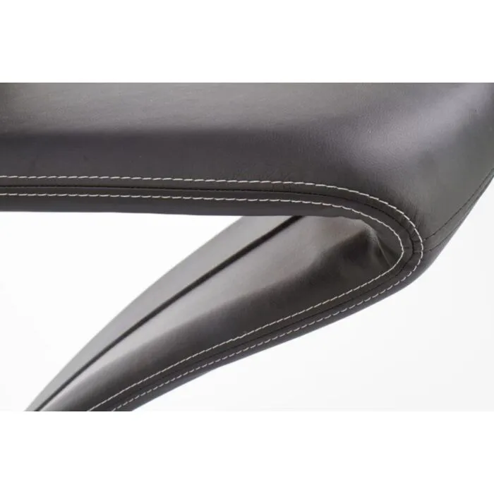 Jedilni stol ZIG2 Jedilni stol ZIG2 . Jedilni stol ZIG2 je stilski moderen kuhinjski stol. Izdelan iz kvalitetnih materialov, podnožje iz kovine v krom barvi. Oblečen pa je v