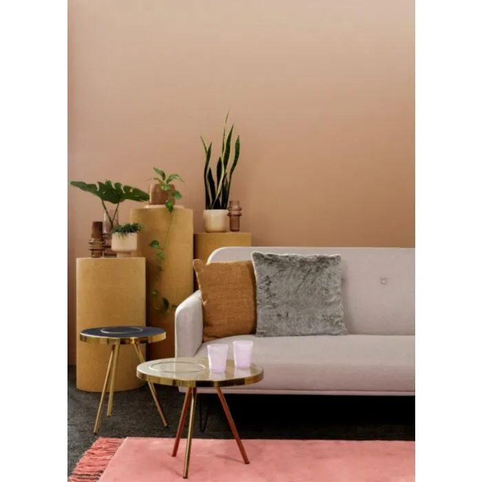 Kavč BRIDJET bež Kavč BRIDJET bež . Kavč BRIDJET je narejen iz lesa (evkaliptus), noge so kovinske (prašno barvane). Obloga je iz poliuretanske pene, prevleka pa je iz