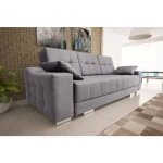 Kavč JAGO . Kavč JAGO je praktičen in eleganten. Narejen je iz kvalitetnega blaga in ima valovito vzmetenje. Kavč se raztegne, tako da se lahko na njem