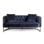 Kavč MIDWAY modra . Kavč MIDWAY modra je narejen iz poliuretanske pene, ki je oblečena v poliester ki je prijeten kot žamet. Strukturo ima iz hrastovega