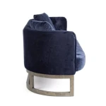 Kavč MIDWAY modra . Kavč MIDWAY modra je narejen iz poliuretanske pene, ki je oblečena v poliester ki je prijeten kot žamet. Strukturo ima iz hrastovega