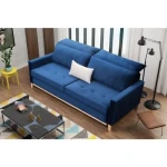 Kavč PERRY . Moderen kavč PERRY je narejen iz kvalitetne tkanine in ima snemljivo oblazinjeno hrbtišče. Ogrodje in noge so iz lesa. Kavč se lahko raztegne