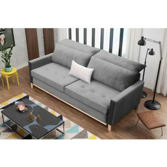 Kavč PERRY Kavč PERRY . Moderen kavč PERRY je narejen iz kvalitetne tkanine in ima snemljivo oblazinjeno hrbtišče. Ogrodje in noge so iz lesa. Kavč se lahko raztegne