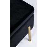 Klop IRINA črna . Klop IRINA črna ima zlato lakovano jeklo, strukturo iz MDF-ja. Narejena je iz poliestra, ki odda žametni učinek. Material: - Jeklo - MDF