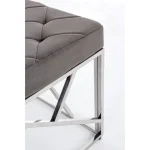 Klop RAYAN siva 97X44 . Klop RAYAN je eleganten kos pohištva, ki popestri vaš prostor. Njen poseben dizajn vas bo navdušil, saj prinese vašemu prostoru