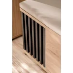 Klop za predsobo BENO je elegantna ter atraktivna. Moderen dizajn v barvi svetlega hrasta z dodatkom lamel v črni mat barvi, se bo podal v vsak prostor.