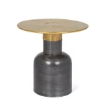 Klubska miza ALOPA je v kombinaciji zlate in nežno črne barve. Narejena je iz kovine in oblečena v medenino. Mizna plošča je v zlati barvi ter je zelo